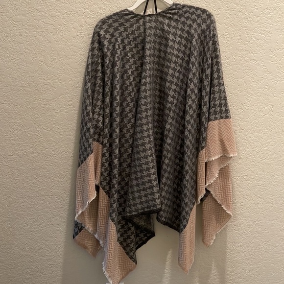 Beautiful throw/wrap. - Picture 2 of 3